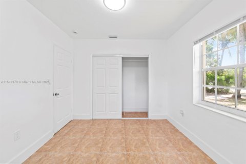 Villa ou maison à louer à North Miami Beach, Floride: 2 chambres, 130.06 m2 № 1834136 - photo 9
