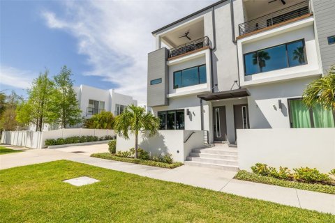 Townhouse in Tampa, Florida 3 bedrooms, 235.41 sq.m. № 1673186 - photo 1