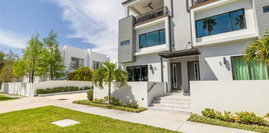 Townhouse in Tampa, Florida 3 bedrooms, 235.41 sq.m. № 1673186