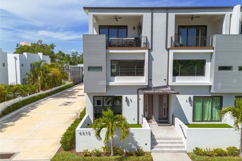Townhouse in Tampa, Florida 3 bedrooms, 235.41 sq.m. № 1673186 - photo 3