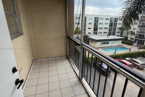 Condo in Hallandale Beach, Florida, 1 bedroom № 2088105 - photo 11