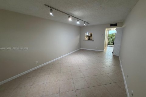 Condo in Hallandale Beach, Florida, 1 bedroom № 2088105 - photo 6