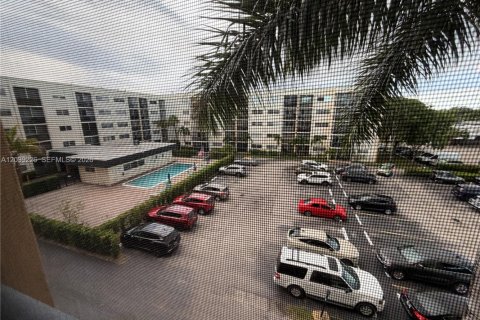 Condo in Hallandale Beach, Florida, 1 bedroom № 2088105 - photo 2