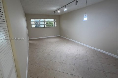 Condo in Hallandale Beach, Florida, 1 bedroom № 2088105 - photo 7