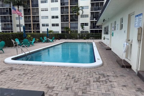 Condo in Hallandale Beach, Florida, 1 bedroom № 2088105 - photo 13