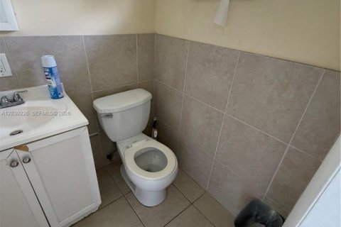 Condo in Hallandale Beach, Florida, 1 bedroom № 2088105 - photo 12