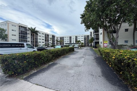 Condo in Hallandale Beach, Florida, 1 bedroom  № 2088105