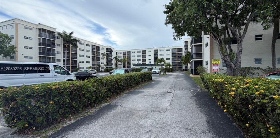 Condo in Hallandale Beach, Florida, 1 bedroom № 2088105