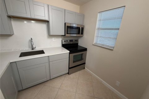 Condo in Hallandale Beach, Florida, 1 bedroom № 2088105 - photo 3