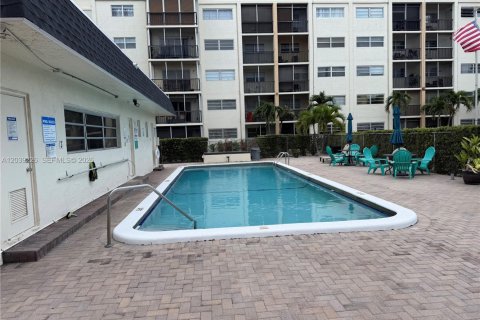 Condo in Hallandale Beach, Florida, 1 bedroom № 2088105 - photo 14