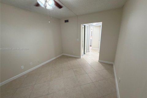 Condo in Hallandale Beach, Florida, 1 bedroom № 2088105 - photo 9