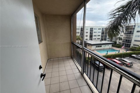 Condo in Hallandale Beach, Florida, 1 bedroom № 2088105 - photo 10