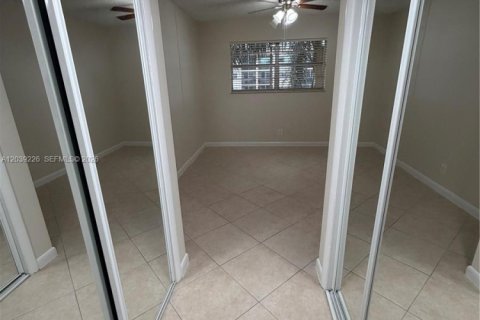 Condo in Hallandale Beach, Florida, 1 bedroom № 2088105 - photo 5