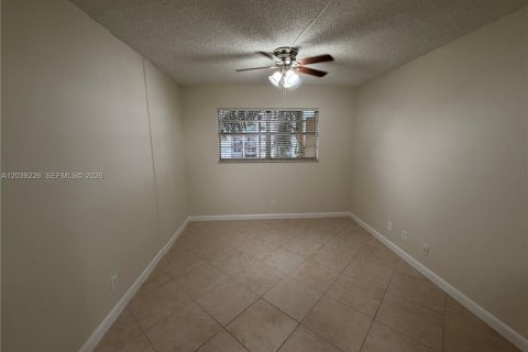 Condo in Hallandale Beach, Florida, 1 bedroom № 2088105 - photo 8