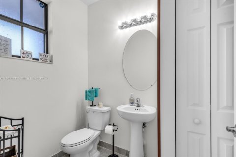 Adosado en venta en Hialeah, Florida, 3 dormitorios, 162.67 m2 № 1891723 - foto 11