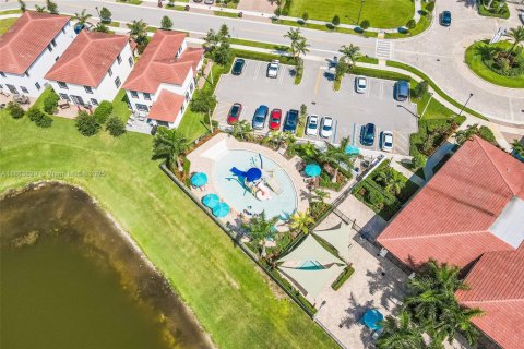 Adosado en venta en Hialeah, Florida, 3 dormitorios, 162.67 m2 № 1891723 - foto 28