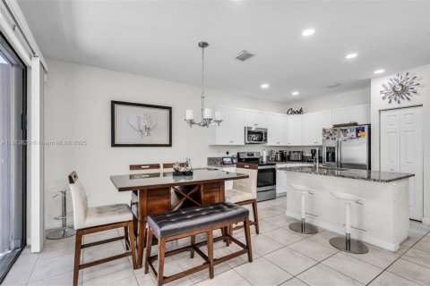 Adosado en venta en Hialeah, Florida, 3 dormitorios, 162.67 m2 № 1891723 - foto 5