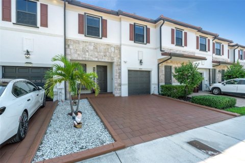 Adosado en venta en Hialeah, Florida, 3 dormitorios, 162.67 m2 № 1891723 - foto 1