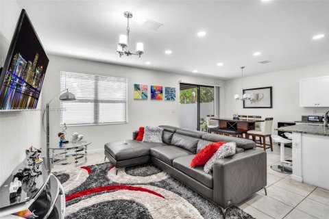 Adosado en venta en Hialeah, Florida, 3 dormitorios, 162.67 m2 № 1891723 - foto 8