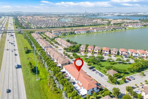 Adosado en venta en Hialeah, Florida, 3 dormitorios, 162.67 m2 № 1891723 - foto 25