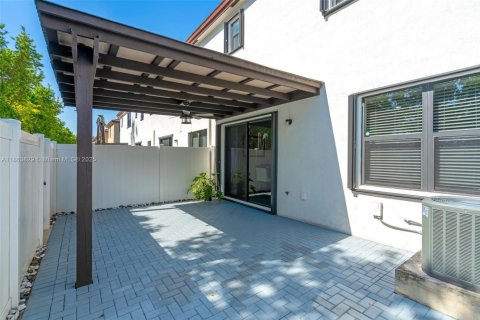 Adosado en venta en Hialeah, Florida, 3 dormitorios, 162.67 m2 № 1891723 - foto 21
