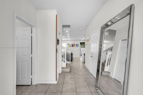 Adosado en venta en Hialeah, Florida, 3 dormitorios, 162.67 m2 № 1891723 - foto 3