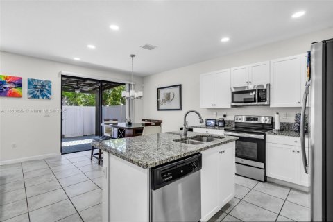 Adosado en venta en Hialeah, Florida, 3 dormitorios, 162.67 m2 № 1891723 - foto 4