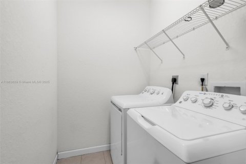 Adosado en venta en Hialeah, Florida, 3 dormitorios, 162.67 m2 № 1891723 - foto 16