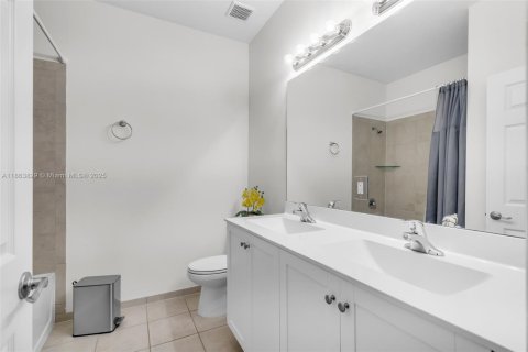 Adosado en venta en Hialeah, Florida, 3 dormitorios, 162.67 m2 № 1891723 - foto 15