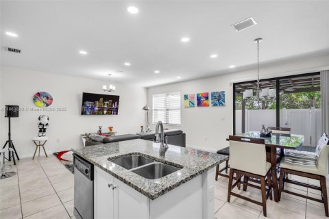 Adosado en venta en Hialeah, Florida, 3 dormitorios, 162.67 m2 № 1891723 - foto 6