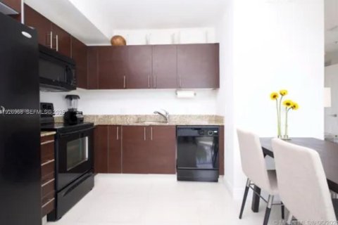 Снять в аренду кондоминиум в Майами, Флорида 2 спальни, 86.4м2, № 1987895 - фото 5