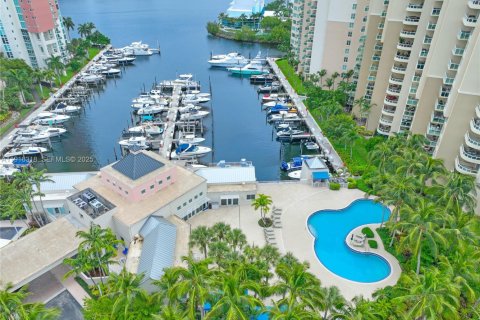 Condo in Aventura, Florida, 2 bedrooms  № 2038610 - photo 22
