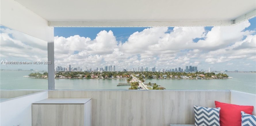 Condominio en Miami Beach, Florida, 2 dormitorios  № 1949769