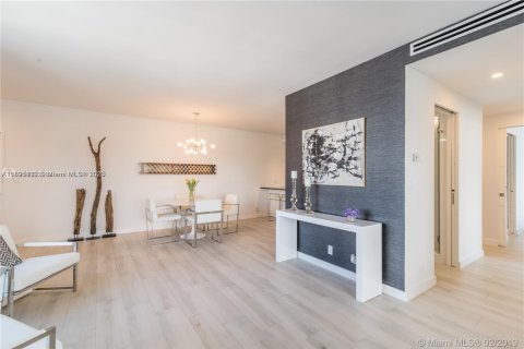 Condominio en venta en Miami Beach, Florida, 2 dormitorios, 119.57 m2 № 1949769 - foto 13