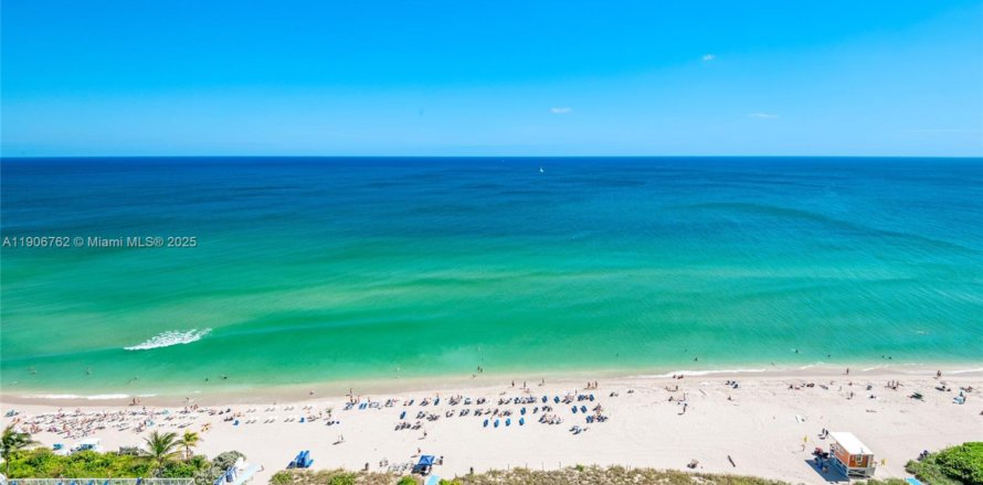 Кондоминиум с 2 спальнями в Холливуд, Флорида № 1967412