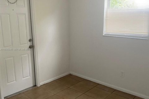 Villa ou maison à louer à Fort Lauderdale, Floride: 2 chambres, 114.83 m2 № 1995961 - photo 2