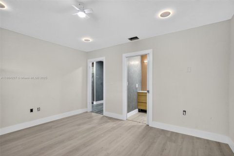 House in Hialeah, Florida 3 bedrooms, 114.36 sq.m. № 1893054 - photo 18
