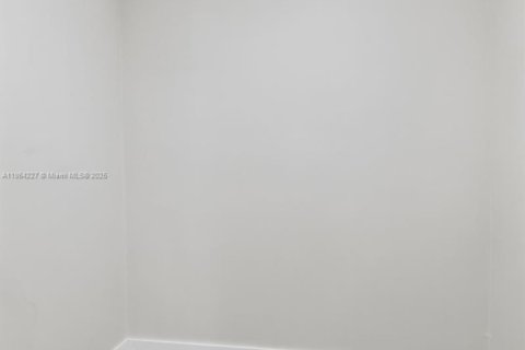 House in Hialeah, Florida 3 bedrooms, 114.36 sq.m. № 1893054 - photo 19