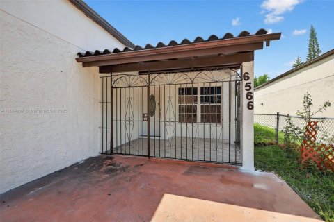 House in Hialeah, Florida 3 bedrooms, 114.36 sq.m. № 1893054 - photo 23