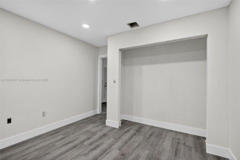 House in Hialeah, Florida 3 bedrooms, 114.36 sq.m. № 1893054 - photo 14