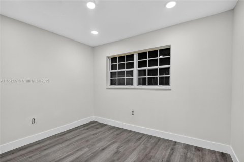 House in Hialeah, Florida 3 bedrooms, 114.36 sq.m. № 1893054 - photo 13