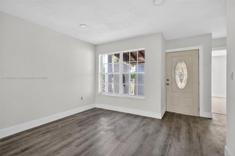 House in Hialeah, Florida 3 bedrooms, 114.36 sq.m. № 1893054 - photo 3