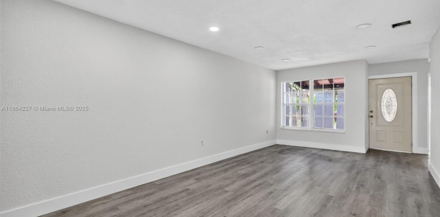 House in Hialeah, Florida 3 bedrooms, 114.36 sq.m. № 1893054
