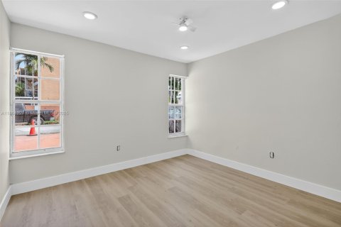 House in Hialeah, Florida 3 bedrooms, 114.36 sq.m. № 1893054 - photo 8