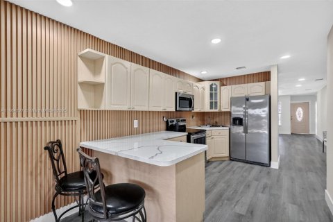 House in Hialeah, Florida 3 bedrooms, 114.36 sq.m. № 1893054 - photo 7