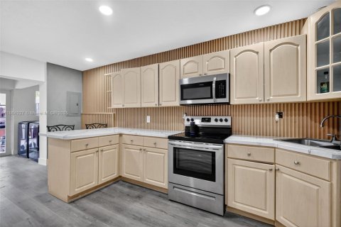 House in Hialeah, Florida 3 bedrooms, 114.36 sq.m. № 1893054 - photo 6