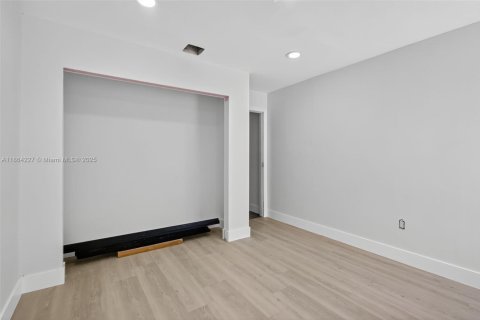 House in Hialeah, Florida 3 bedrooms, 114.36 sq.m. № 1893054 - photo 10
