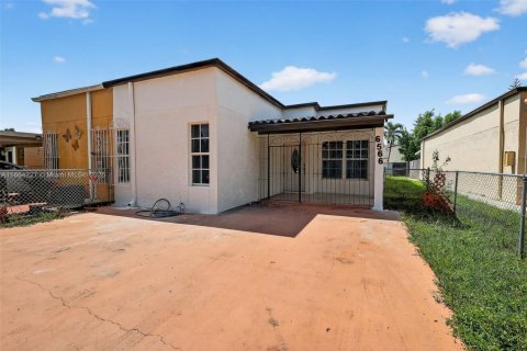 House in Hialeah, Florida 3 bedrooms, 114.36 sq.m. № 1893054 - photo 21