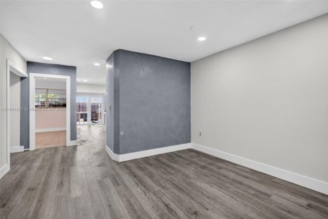 House in Hialeah, Florida 3 bedrooms, 114.36 sq.m. № 1893054 - photo 4