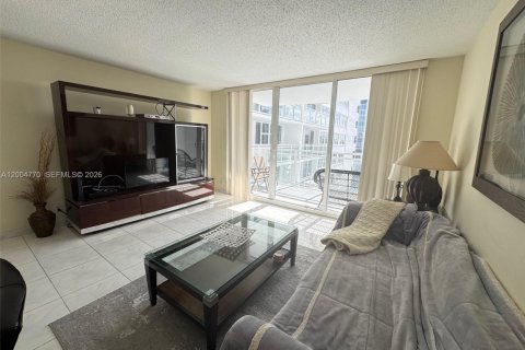 Condo in Hallandale Beach, Florida, 1 bedroom  № 2068658 - photo 7